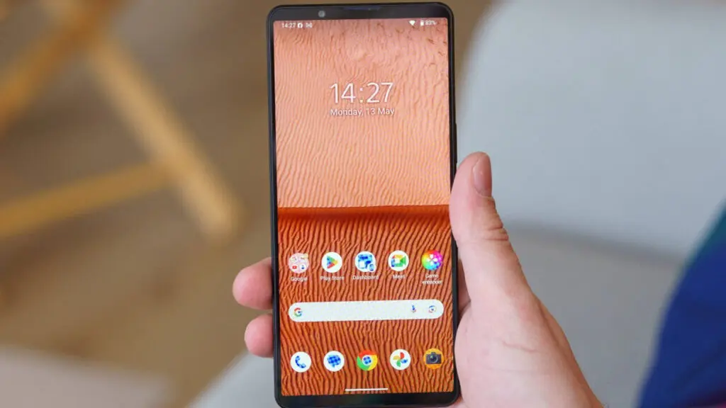 Mặt trước Sony Xperia 1 Mark VI màu đen bật sáng màn hình hiển thị giao diện ứng dụng khi cầm trên tay
