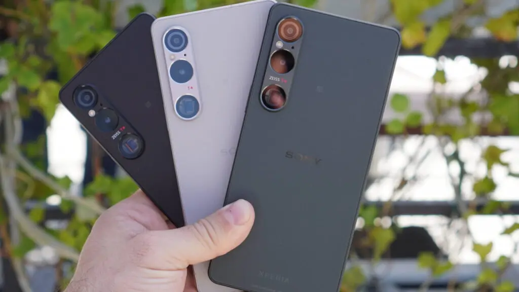 Bàn tay cầm ba chiếc Sony Xperia 1 Mark VI màu đen, bạc và xanh rêu khoe thiết kế mặt lưng cùng cụm camera ZEISS
