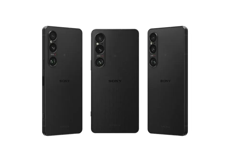 Mặt lưng màu đen của ba chiếc điện thoại Sony Xperia 1 Mark VI ở các góc nhìn khác nhau làm nổi bật cụm 3 camera dọc