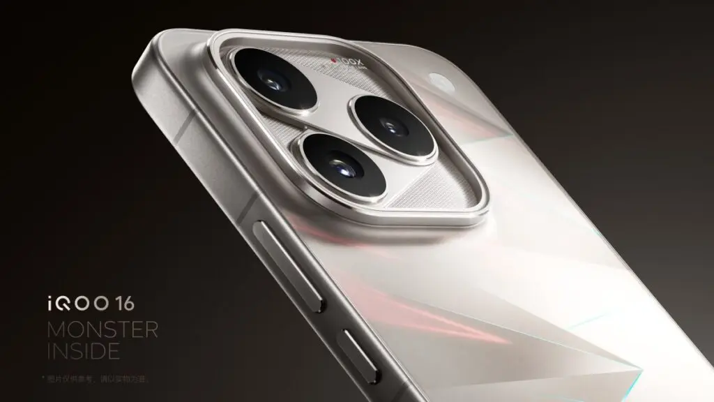 Góc nghiêng cận cảnh cụm ba camera sau và mặt lưng màu bạc của điện thoại Vivo iQOO 16 kèm chữ MONSTER INSIDE