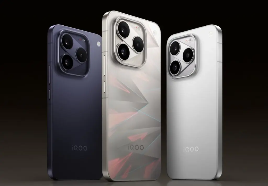 Mặt lưng 3 phiên bản màu sắc của Vivo iQOO gồm tím đen, bạc họa tiết và trắng tinh tế cùng cụm ba camera sau