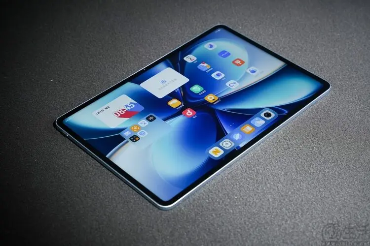 Máy tính bảng Vivo Pad 6 Pro góc chụp nghiêng với màn hình viền mỏng hiển thị giao diện và các biểu tượng ứng dụng