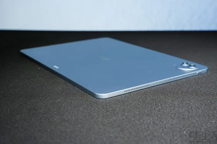 Mặt lưng màu xanh bạc với cụm camera và cạnh viền mỏng của máy tính bảng Vivo Pad 6 Pro