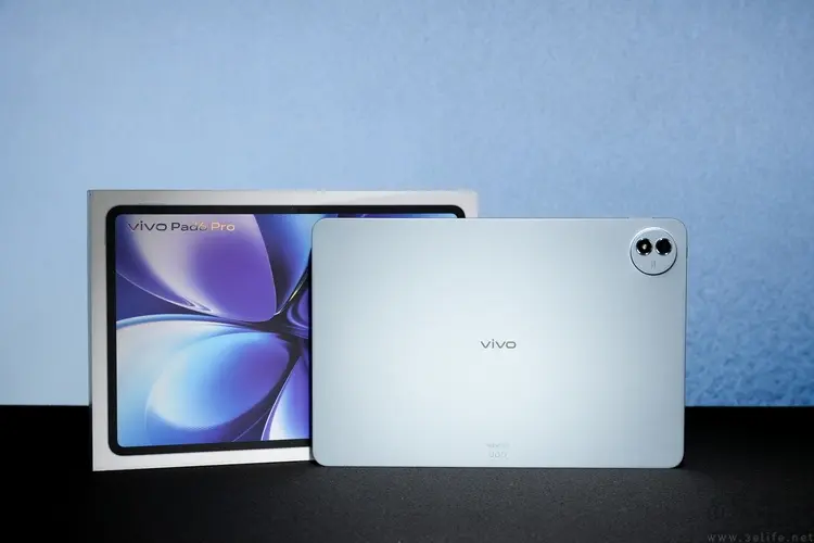 Máy tính bảng Vivo Pad màu xanh nhạt lộ mặt lưng và cụm camera tròn đặt cạnh hộp đựng