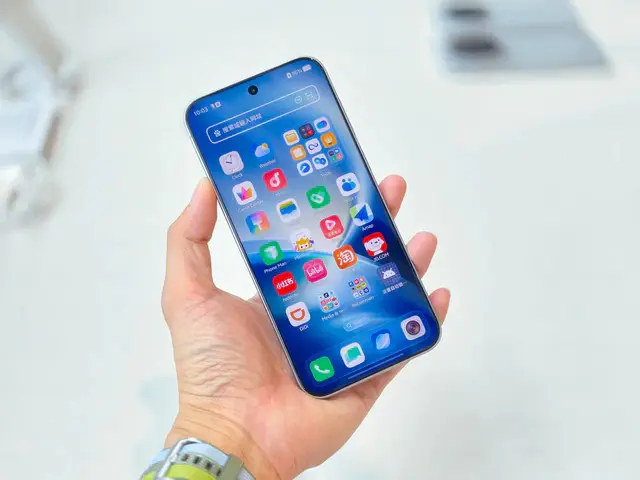 Điện thoại Vivo X500 trên tay hiển thị màn hình chính tràn viền cùng camera đục lỗ