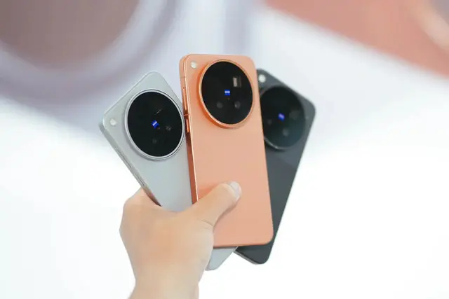 Mặt lưng ba tùy chọn màu cam, trắng và đen của điện thoại Vivo X500 với cụm camera tròn lớn