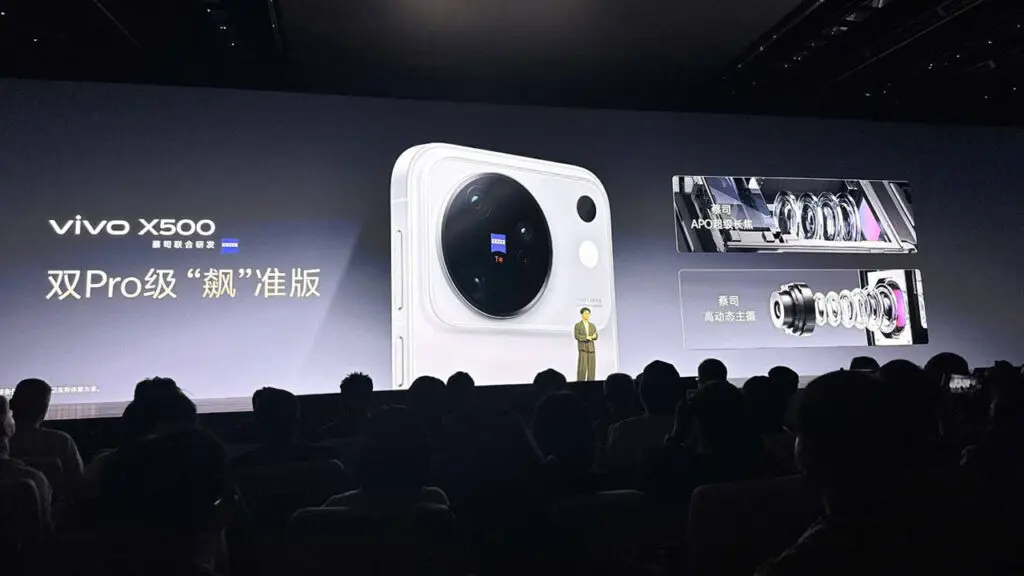 Sự kiện giới thiệu Vivo X500 với slide trình chiếu cụm camera sau và cấu trúc thấu kính Zeiss