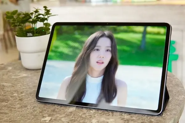 Mặt trước máy tính bảng Xiaomi Pad viền mỏng đang phát video dựng nghiêng trên bàn